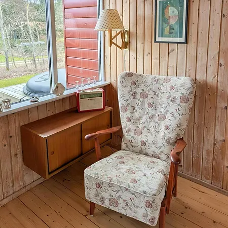 Red Wooden House With Near Knudeklinterne Feriehus *